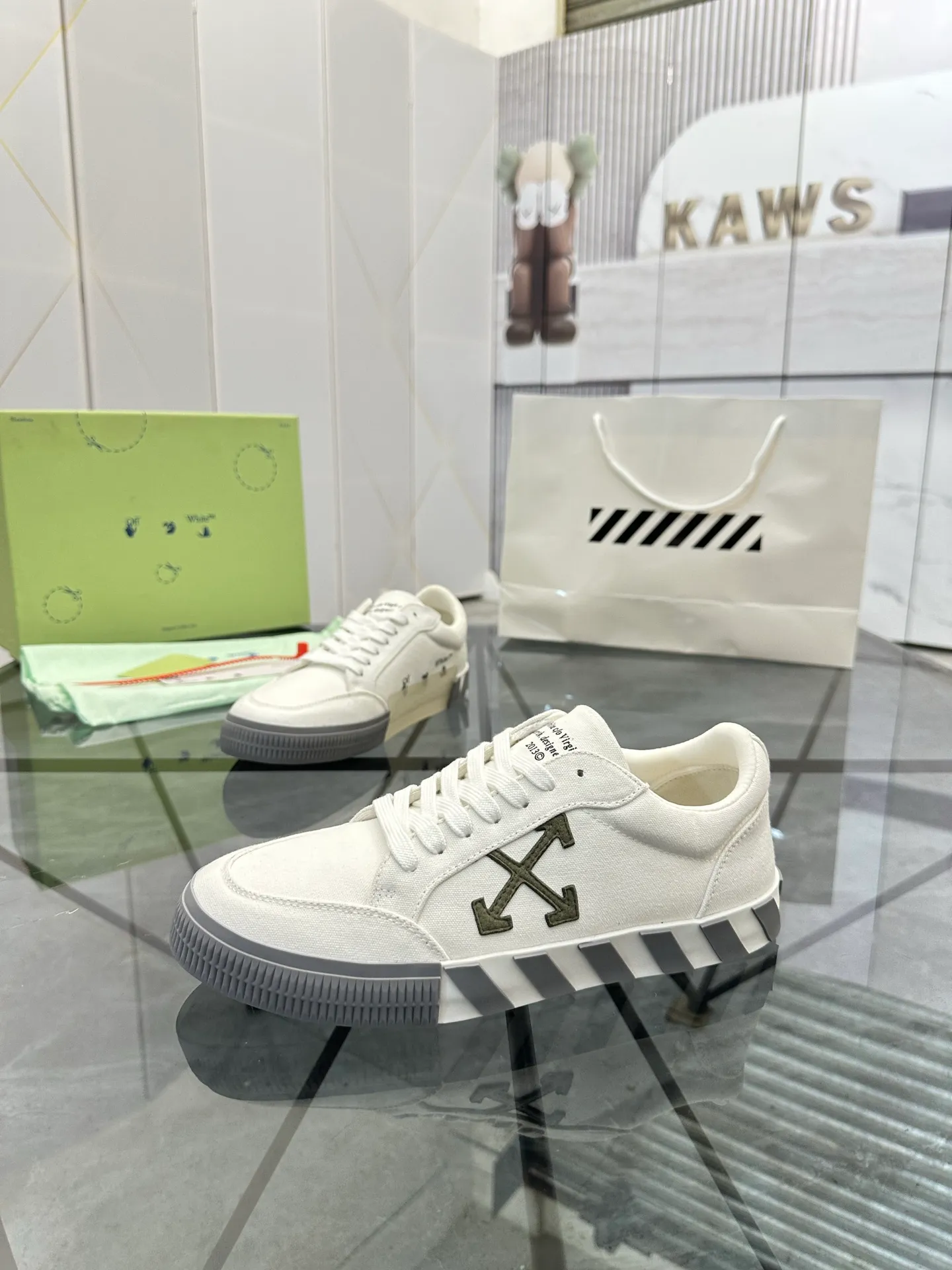 Selling men's shoes 💰: 💰P440¥ Product trademark: OFF WHITE *"OFF WHITE*" low-top casual shoes Regular size: 35-45 (can be customized to 46) Couple style Product materials: Original fabric from the upper counter, breathable lining, original outsole. No.: H203